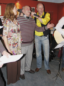 862404 Afbeelding van oud-Wijk C-bewoner Jaap van der Zouw, die zijn favoriete lied 'Droomland' zingt, tijdens het ...